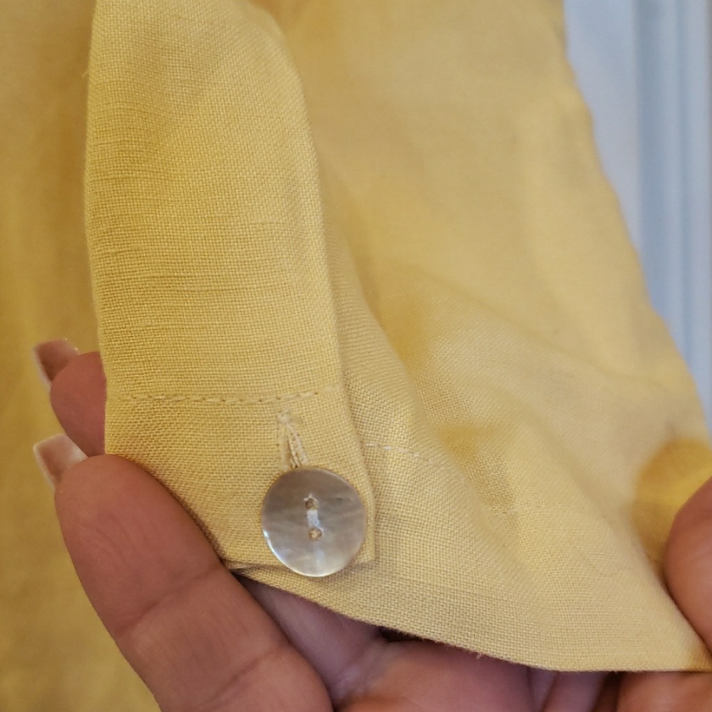 Gorgeous yellow button down  top 2x - Picture 2 of 4